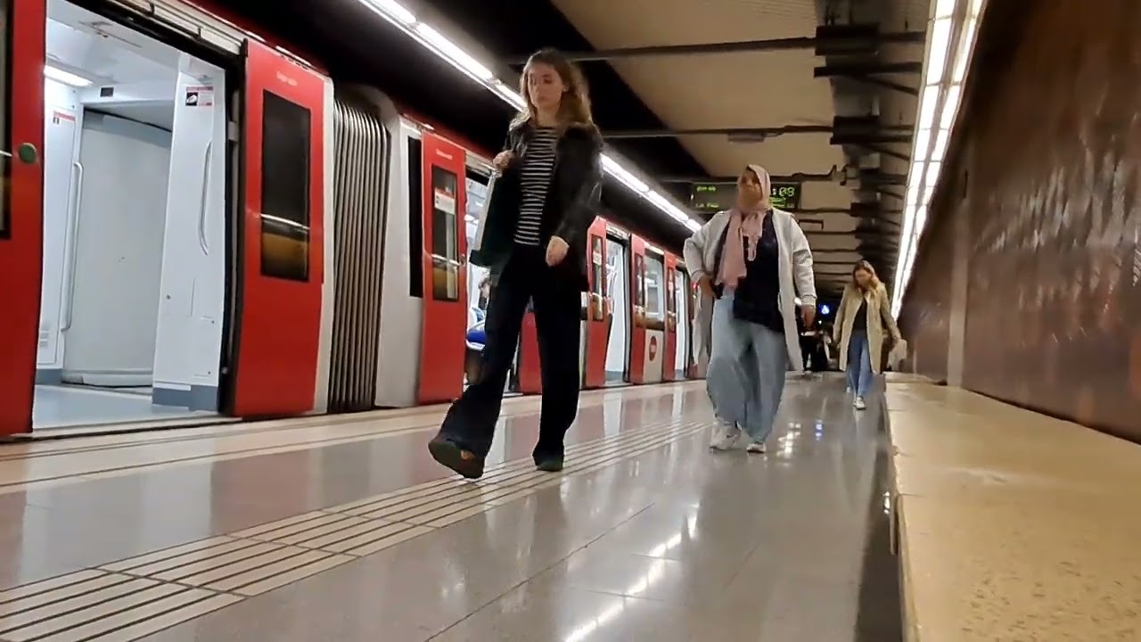Metro Poblenou L 4 | Barcelona en metro | Paseos por Barcelona 4K | España