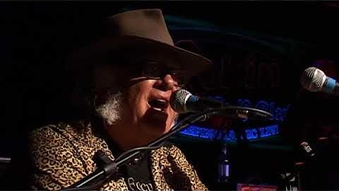 Focus - Vocal & Vocoder Improvisation before Hocus Pocus (Live at Robin 2, Bilston 2009)