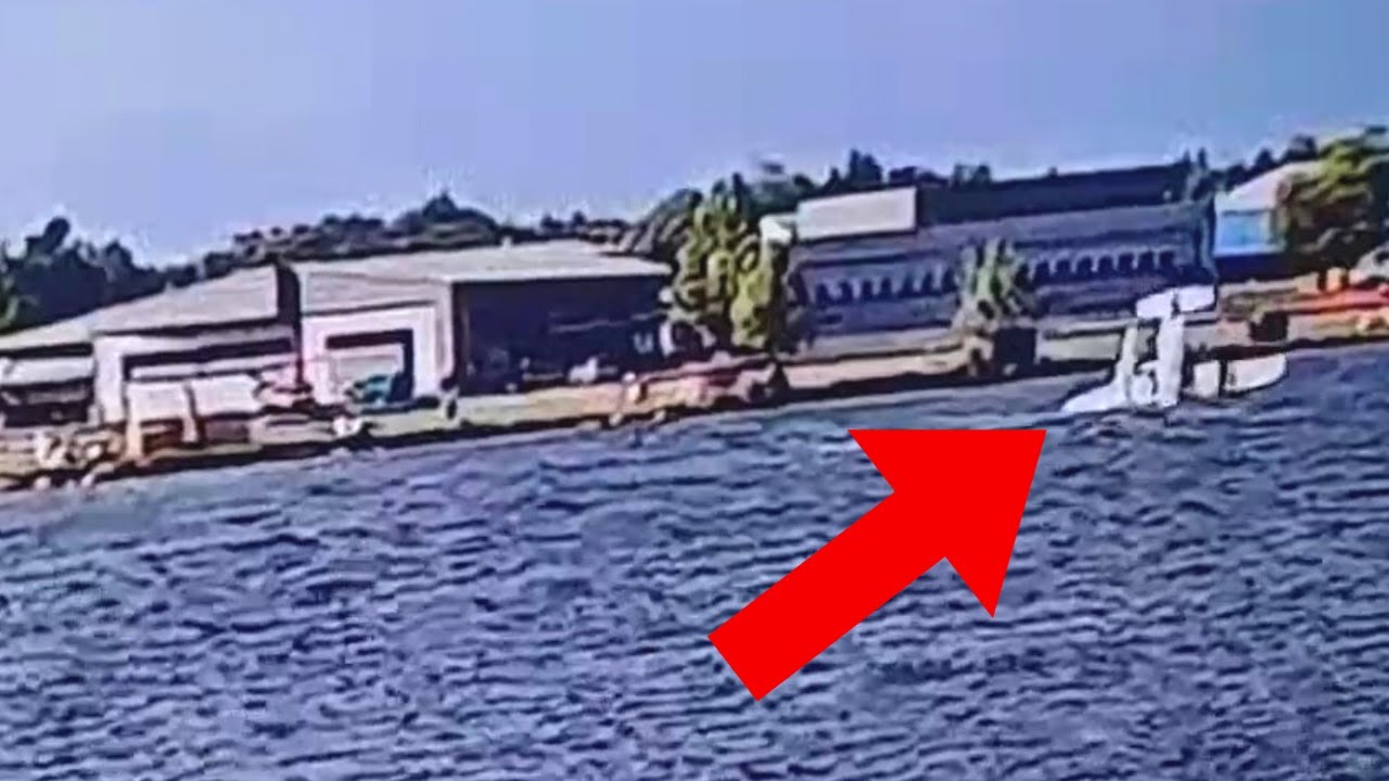 Plane FLIPS Over On Water - Daily dose of aviation