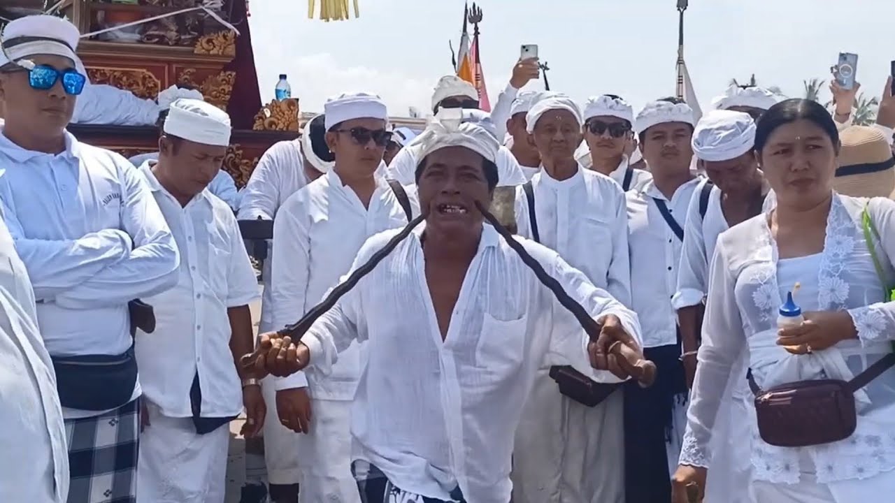 Momen Kerauhan saat Upacara Melasti Penyepian di Pantai Petitenget tahun 2024