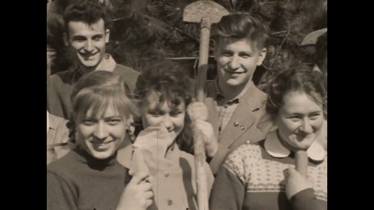 У неділю.  Мешканці Орджонікідзевського району міста Запоріжжя на суботнику 9 квітня 1961 року