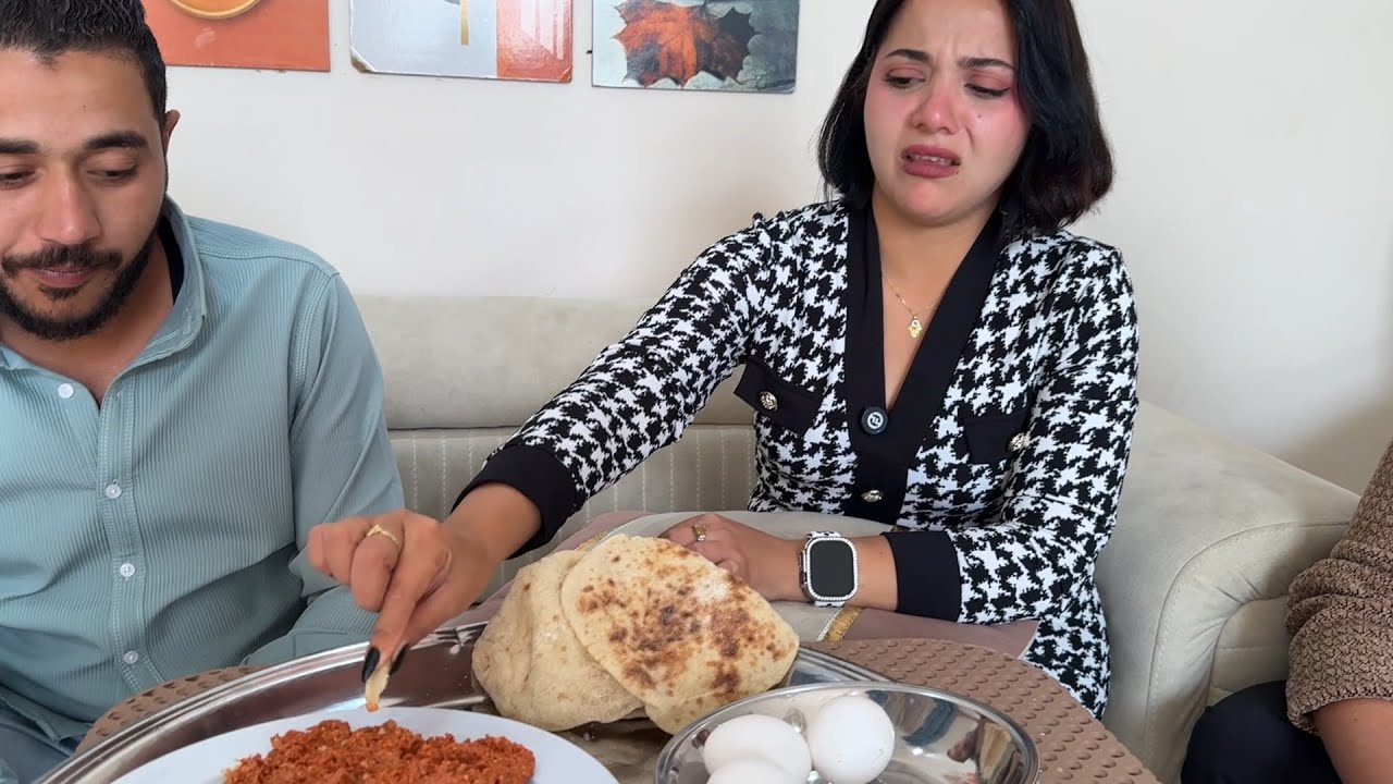 عزم حبيبته على بيض واكل بسيط عشان يشوفها هتعمل اى معاه وطردها فورا !