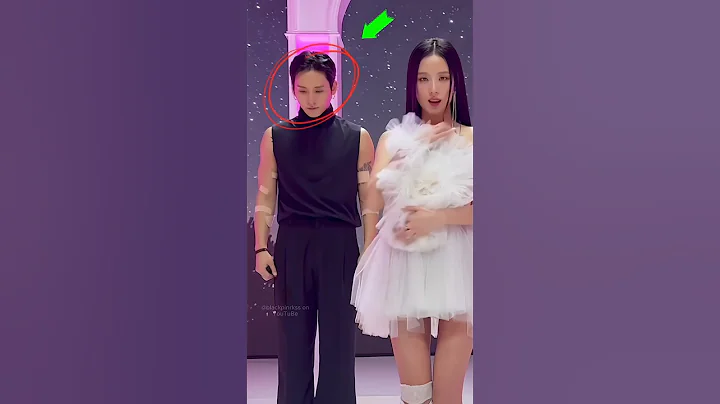 The male dancer is trying to keep up the rhythm of dancing!! 🤣🥰 #blackpink #jisoo