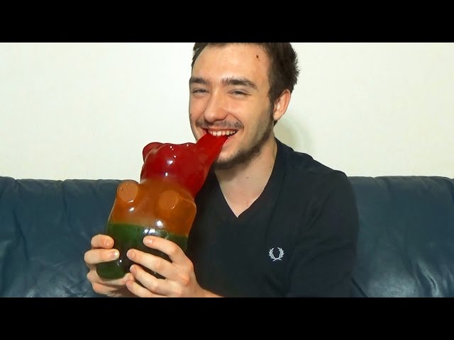 Dégustation DU PLUS GROS BONBON DU MONDE ! 2,5 KILOS THE WORLD LARGEST  GUMMY BEARS 