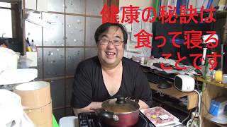 例の謎スープに激安豚肉とスープ餃子を投入する