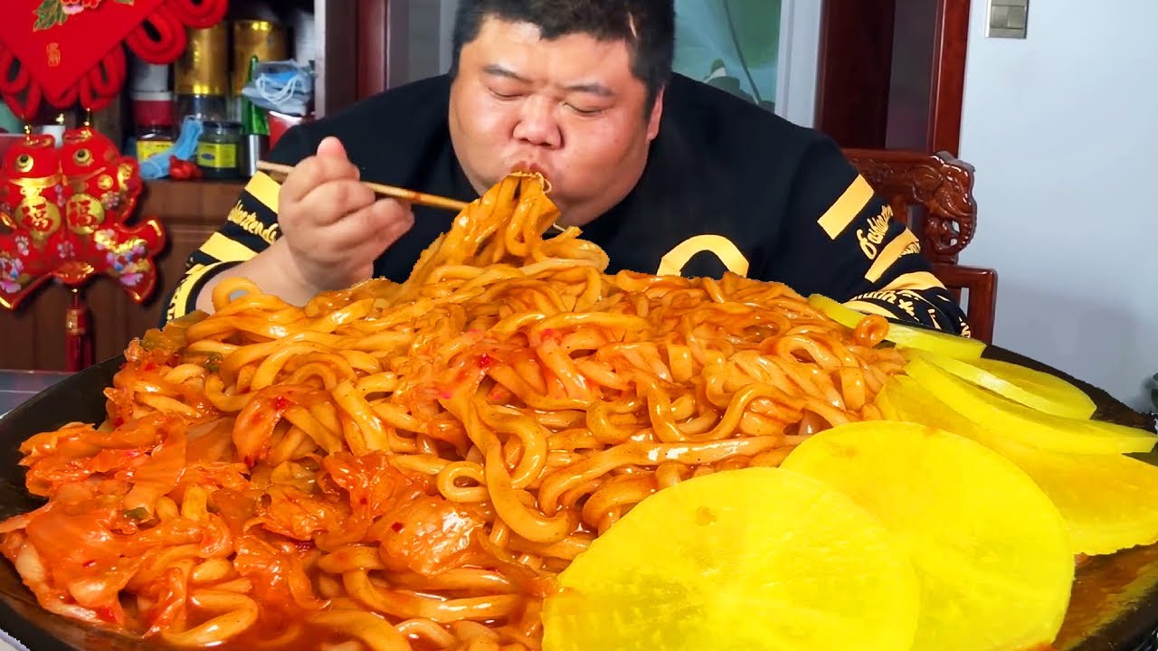 猴哥弄5袋火鸡面和4斤鸡胗，直接全造完啦，辣的直呼太过瘾了！【胖猴仔】 - YouTube