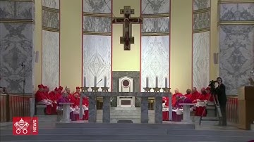 Giây phút trong thánh lễ thứ Tư Lễ Tro, ĐTC nhận xức tro lên đầu