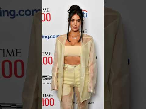 Kim Kardashian💋showcases her flat midriff and her ample cleavage in crop top || #kimkardashian