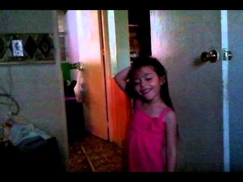 Niña modelando y cantando 5 añitos - YouTube