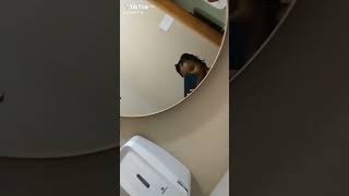 Gravando No Banheiro Do Restaurante