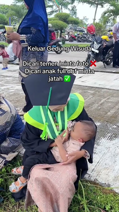 ketika seorang mahasiswi selesai wisuda langsung menyusui anaknya ‼️‼️ #wisuda #momenharu #anak