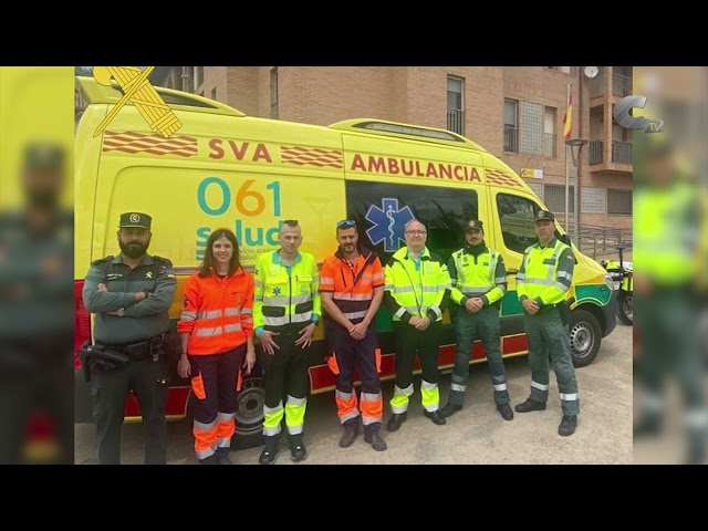 Agentes de la Guardia Civil reaniman a un hombre en Monreal del Campo