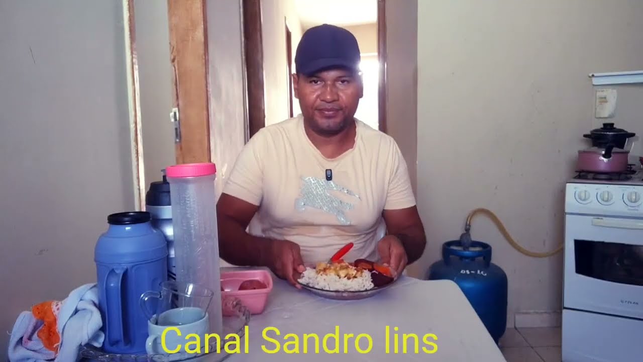 Frango frito com arroz e feijão uma delícia 