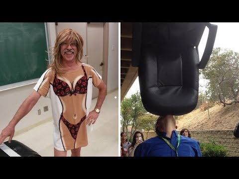 Видео: Студент идет в школу в костюме 