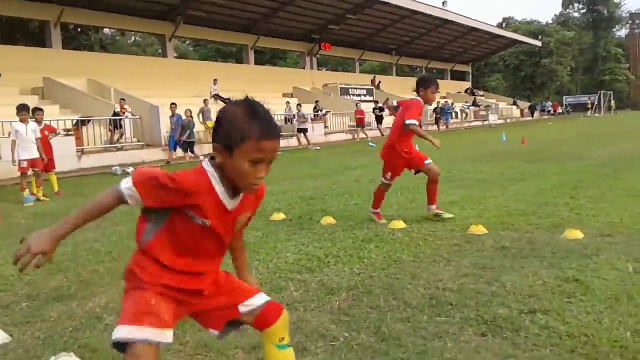 Latihan kecepatan dan stamina - SSB Jakarta Football School