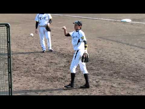 平成24年2月1日春季キャンプ　外野特守ゴロ捕2　（安芸）