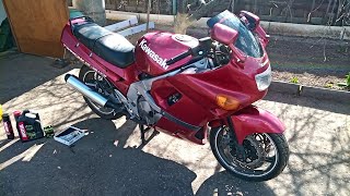 Замена масла на мотоцикле кавасаки ззр 400.oil change Kawasaki zzr 400 .зизер 400.мото сезон 2020