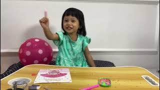 Mini Vlog Kinanti “Bermain menempel menggunakan berlian pada gambar kartun melodi”