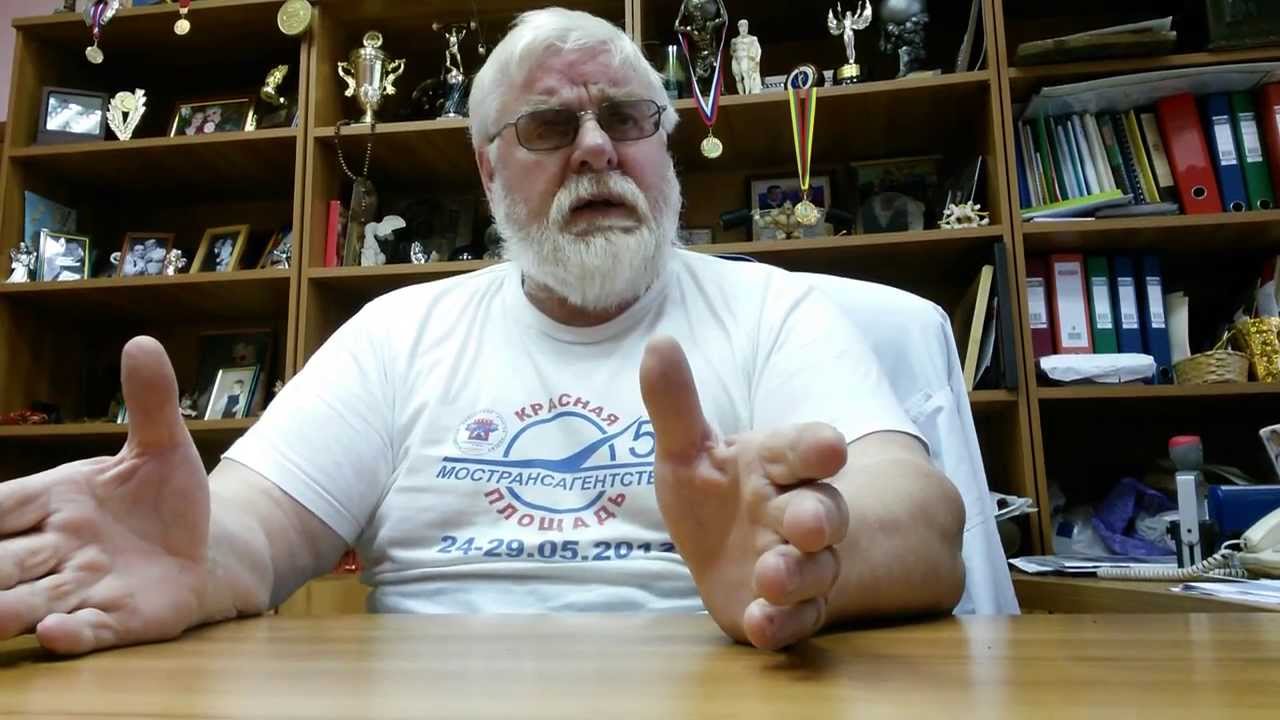 Дикуль поднял автомобиль