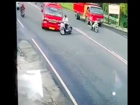 Detik - Detik Kecelakaan Mobil VS Sepeda Motor di salatiga [NO SENSOR]