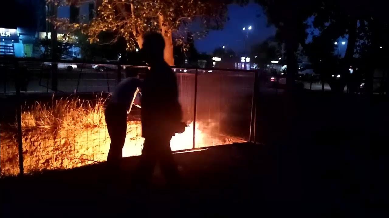 Плавление пластмассы. Пластмасса горит. Сжигание отходов. Каким цветом горит полиэтилен. Горящая пластмасса.