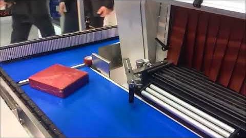 WrapMatic Compact shrink wrapping system with come back conveyor