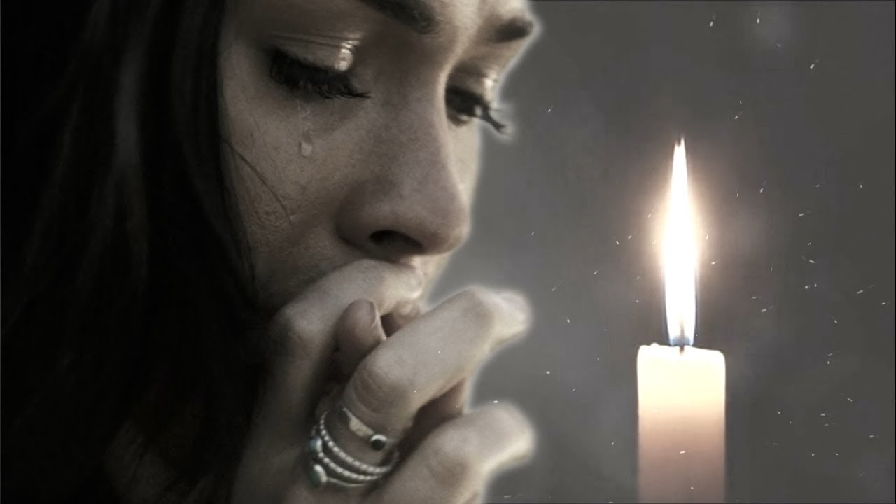 Песня видео свечи. Свеча плачет. Свеча и слезы. Девушка со свечой. Плачущие свечи.