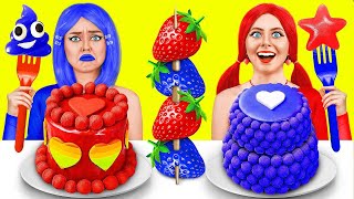 تحدي الطعام الأحمر مقابل الطعام الأزرق | تناول لون واحد من الحلويات
