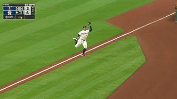 MIN@HOU: Springer makes a running catch by foul line
