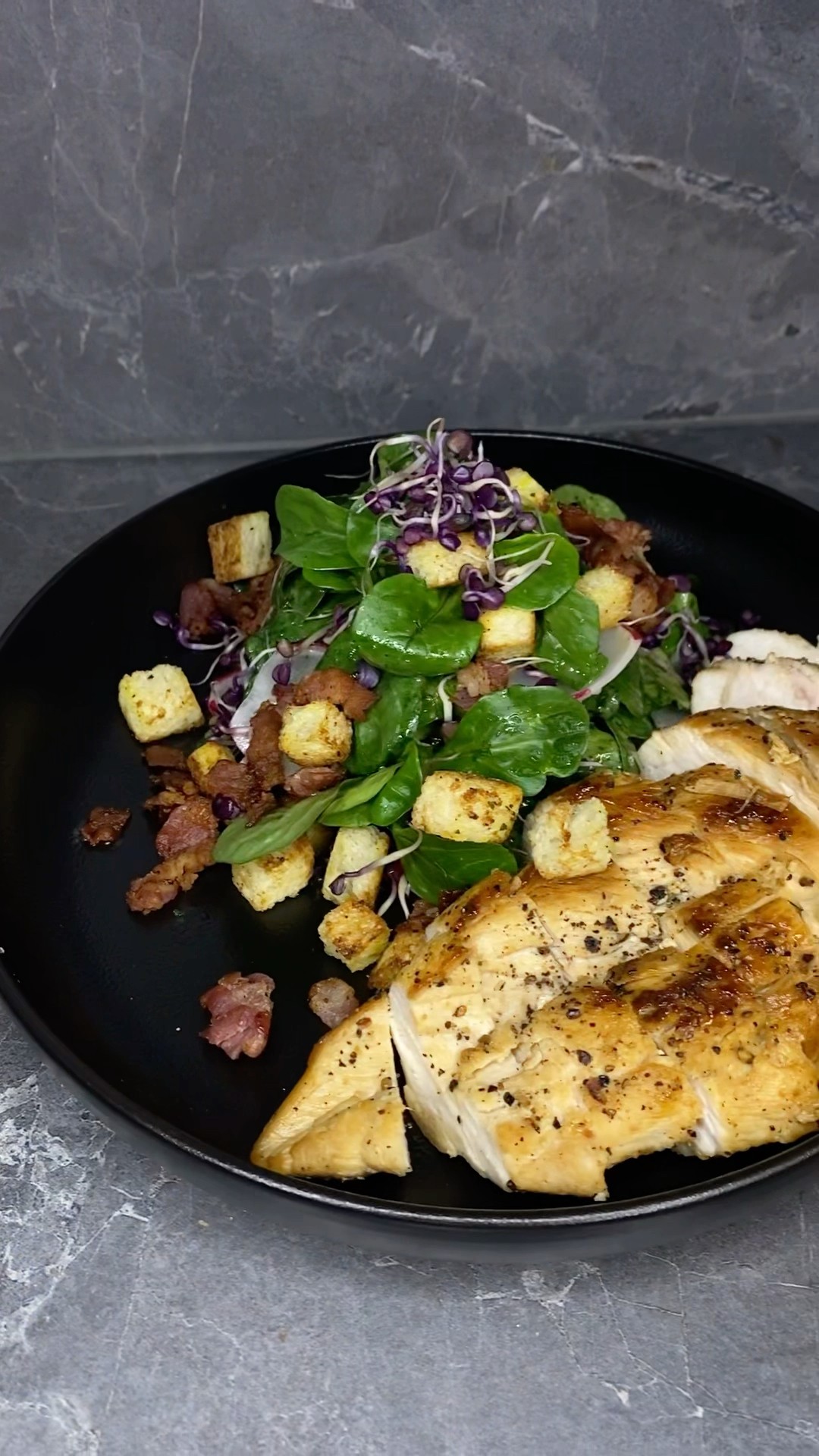 Feldsalat mit Speck &amp; Croutons + Putenbruststeak🥗🥓🍞🥩#feldsalat #herbst ...