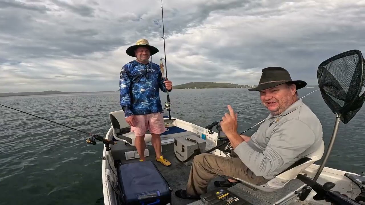 🎣🦑 Рыбалка на озере Маккуори с моим братом | Камбала и кальмары 🐟🌊