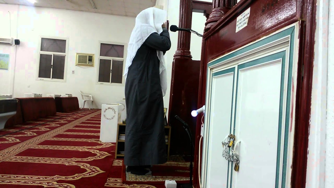اذان شاب في مسجد حذيفة بن اليمان قبل الاحتراق.