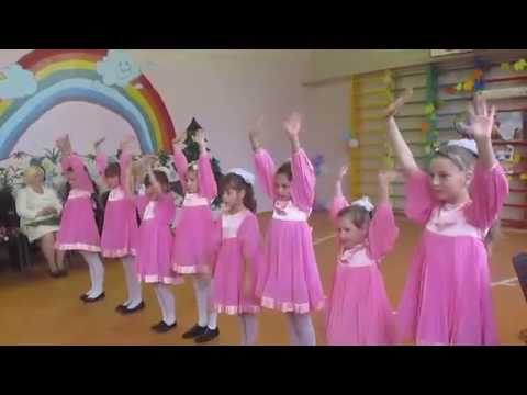 Танец под песню улыбка. Песня топ топ по паркету. Танец топ топ по паркету. Топ топ по паркету танец в детском саду. Топ топ по паркету танцевать весь день готов.