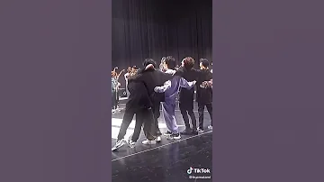 مشهد اغماء اعضاء فرقه بي تي اس على المسرح وبالنهايه يجيك واحد ويقول بطس 