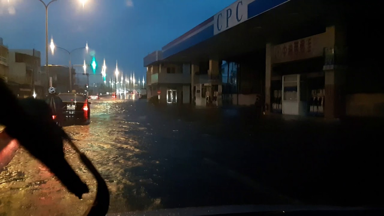 20180823南台灣淹大水 海寮派出所旁加油站猛塞車通過直播 Youtube
