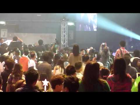 边唱"可以不可以"边下台@The Diva In Della 2012 In Arena Of Stars...280412