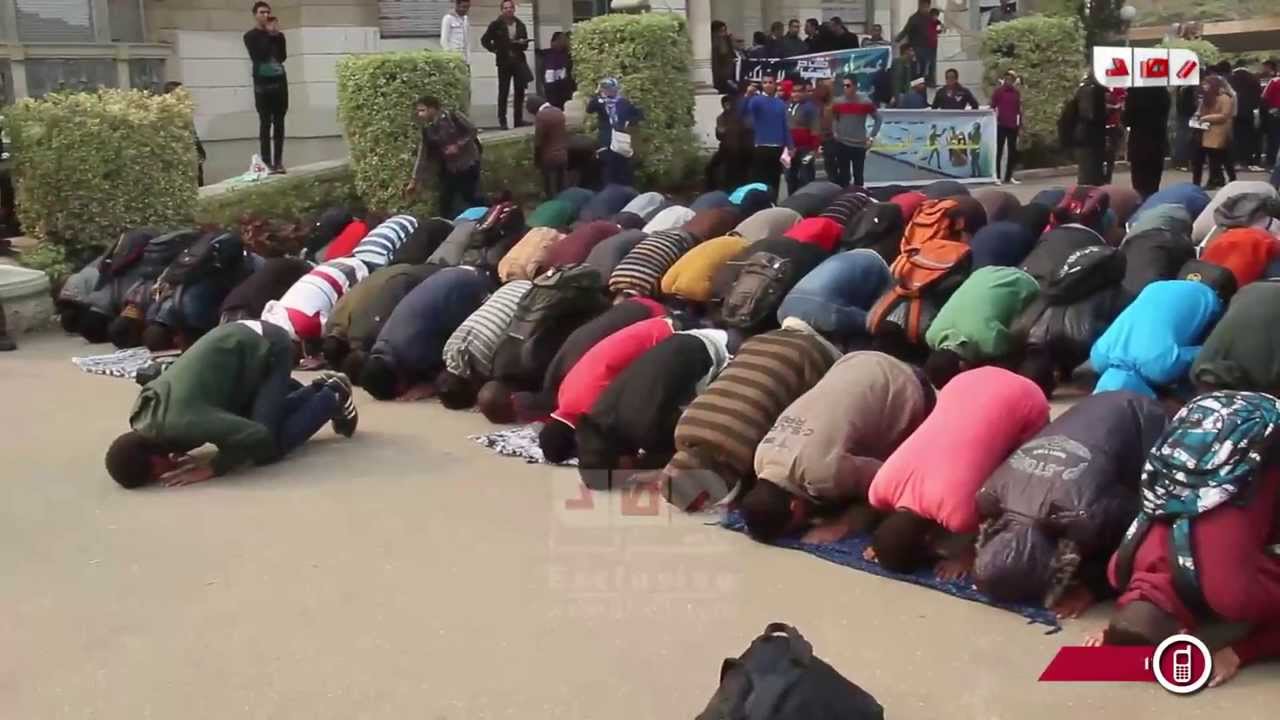 تحت الحراسة طلاب جامعة عين شمس يؤدون الصلاة Youtube