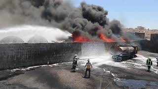 إخماد حريق ضخم في سوق المحروقات جنوب بلدة سرمدا نتيجة استهدافه من قبل طائرة مسيرة مجهولة.