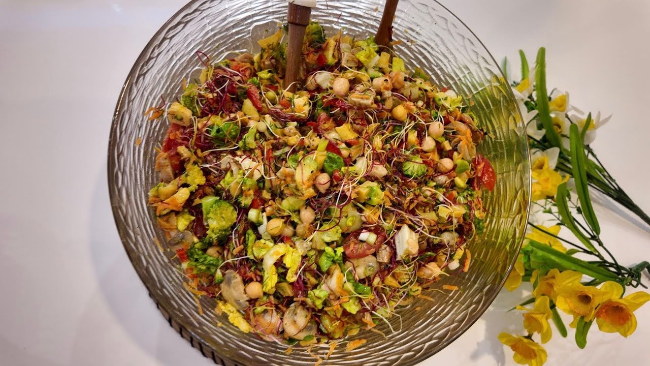 Kartoffel und Gemüsesalat mit Lauch- und Rote-Bete-Sprossen