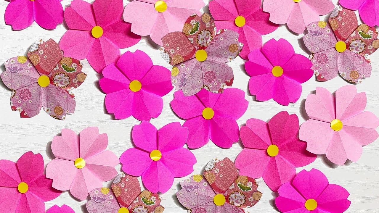 無数の桜と四季折々の花をあしらった花車文様が描かれた雅びで優美な 