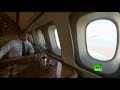 بوتين يراقب العنقاوات من نافذة الطائرة الرئاسية ويبتسم
