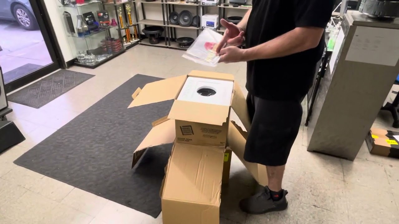 Kicker Solo X 10” Unboxing 61lb Beast Subs 