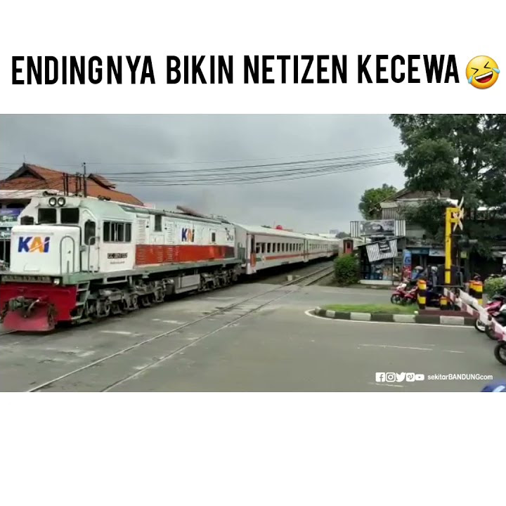 MOTOR TRAIL NEKAD NEROBOS PERLINTASAN KERETA API DI LASWI BANDUNG