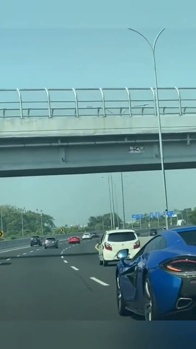 Balapan Mobil Sport Ferrari Lamborghini di Jalan Tol Surabaya - Malang #draq #balap #remap