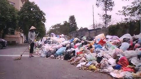 Rác thải lại chất đống trên nhiều tuyến phố Hà Nội vì công nhân đình công| VTV24