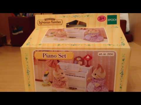 белое пианино с нотами "Sylvanian Families"