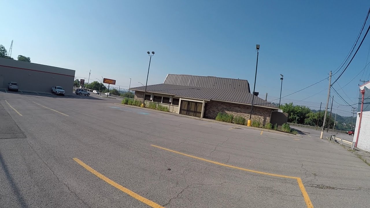 ABANDONED Pizza Hut in East Rochester, Pennsylvania (Beaver County