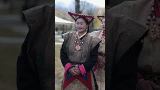 The Tibetan girl is natural and simple. Are you willing to go see the peach blossoms with her? The