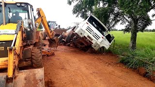 ACIDENTE COM CAMINHÃO LEITERO, PA NEW HOLLAND W130  E RETRÔ JCB 3CX NO RESGATE