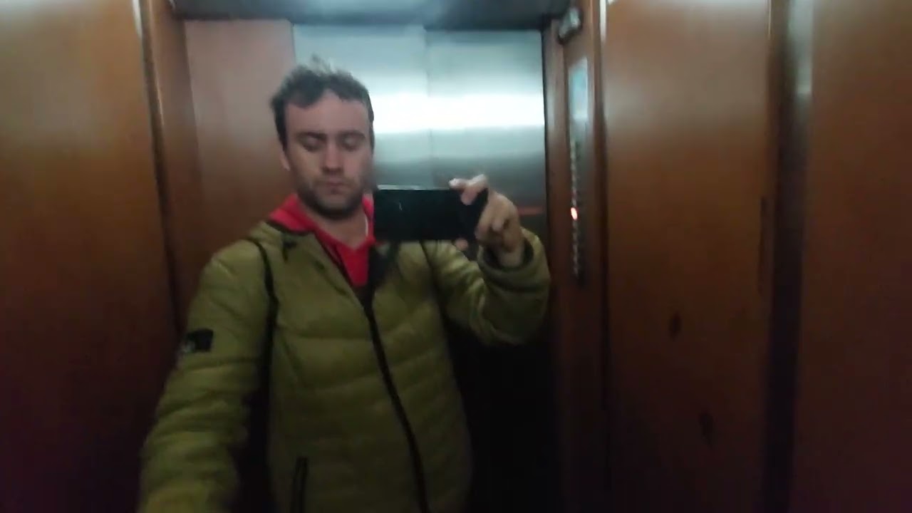 Old 1986 Marvi lift in a 8 story in Reus